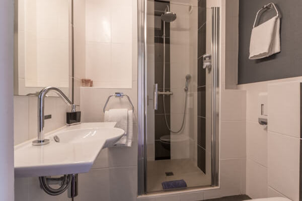 Salle de bain lits jumeaux confort hôtel touristique et professionnel à Challans